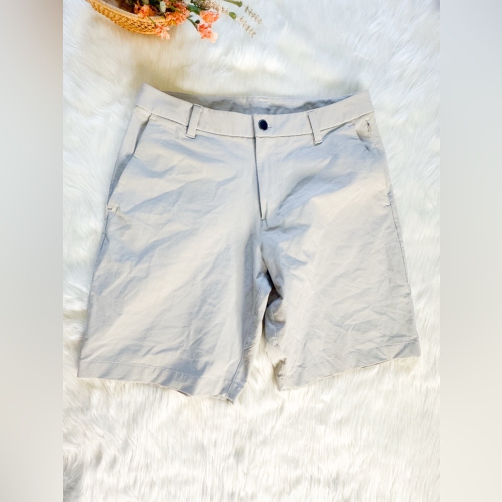 Lululemon men’s tan golf shorts 32
